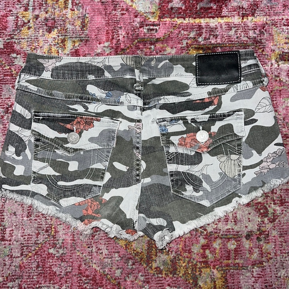 RARE TRUE RELIGION CAMO FLORAL SHORTS